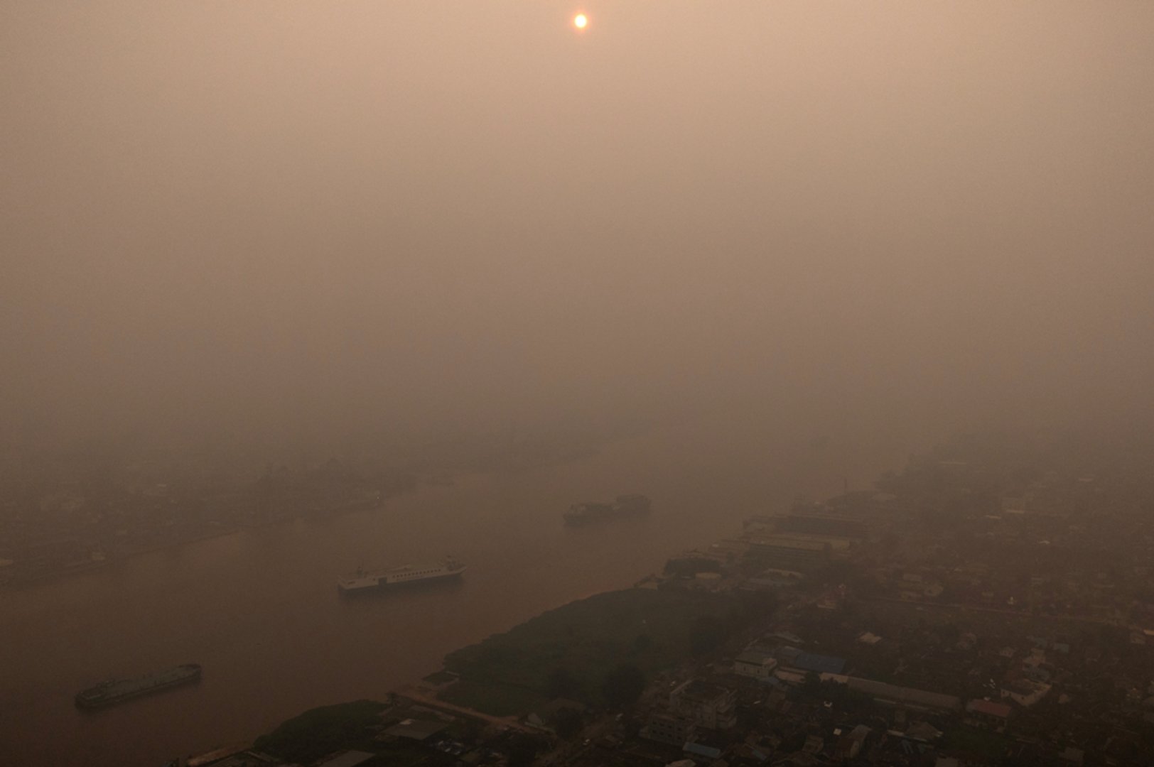Video thumbnail for Al Jazeera reporter witnesses wildfire smoke toll on children inside Indonesia clinic