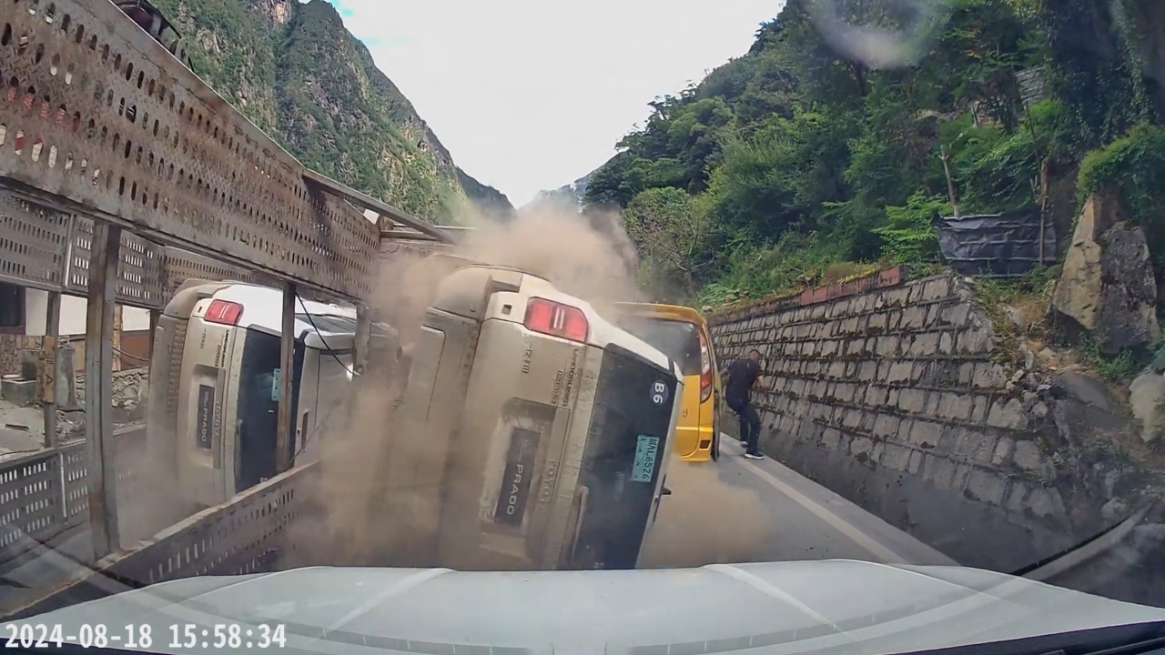 Video thumbnail for Truck Crashes and Flips in Kangding After Brake Failure