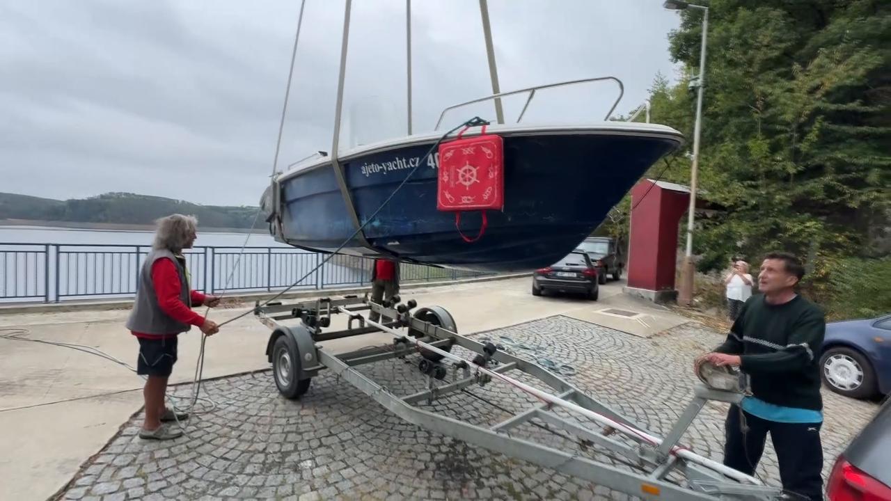 Video thumbnail for Czechia: Boats removed from Czech Republic's Orlík Dam as water levels hit historic lows.