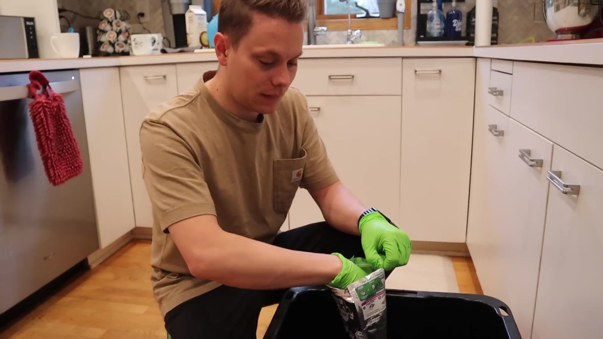 Video thumbnail for 6.5 Tips to Clean Your Oven Like a Pro (1080p 30fps)