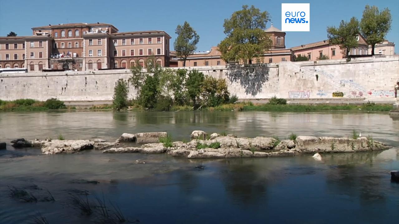Video thumbnail for Drought exposes remains of ancient Roman bridge in the Tiber river in Rome