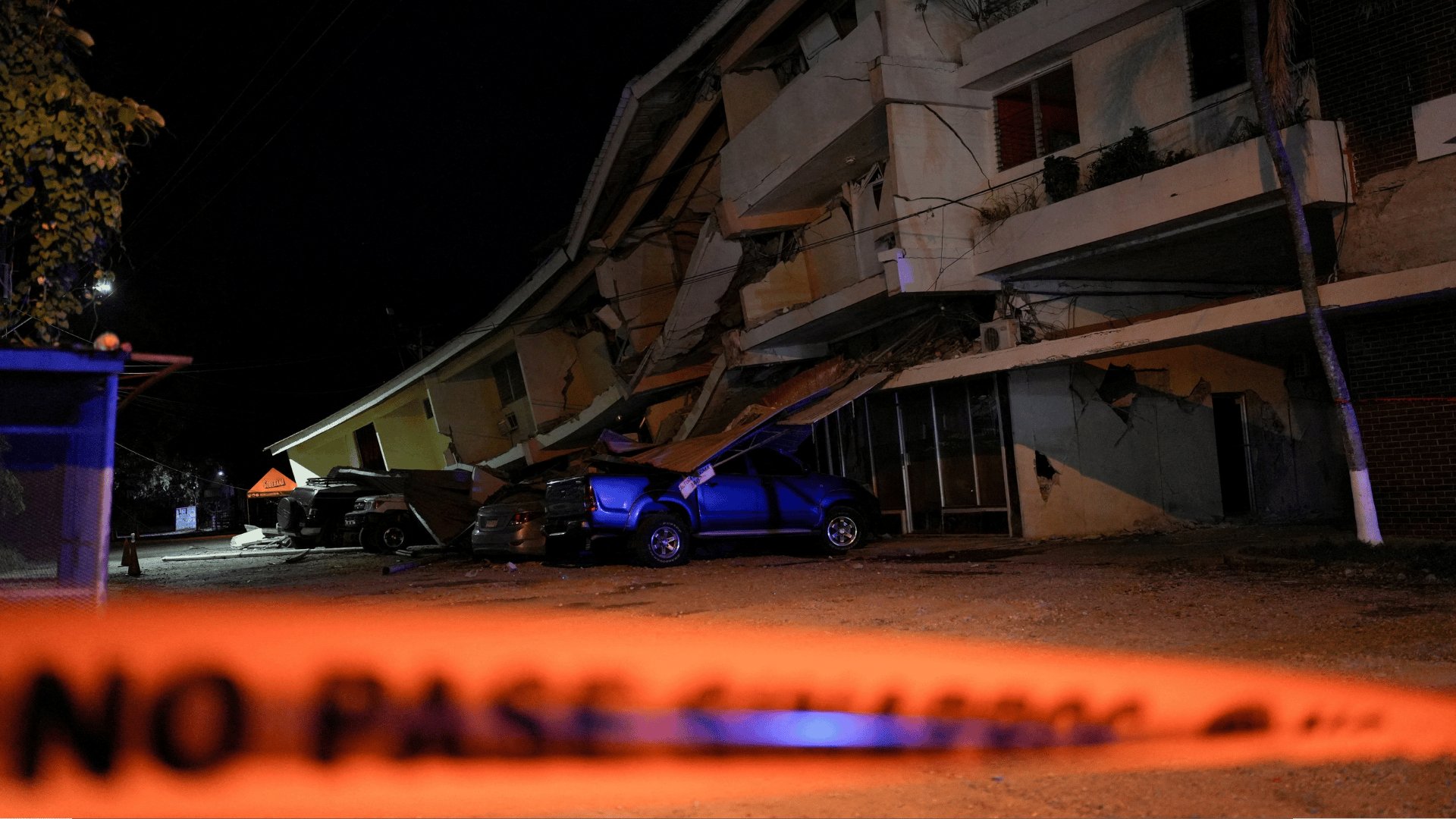 Video thumbnail for Powerful 7.5 magnitude earthquake shakes Panama, triggering tsunami warnings along the Pacific coast