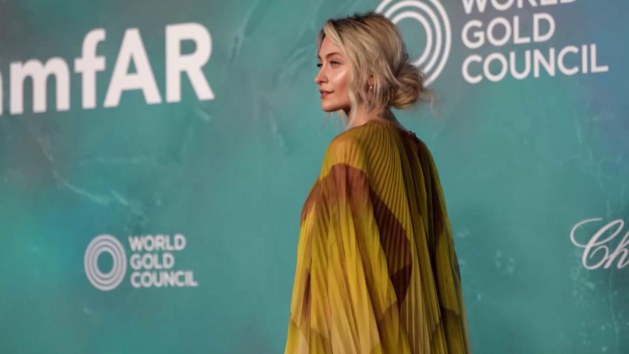 Video thumbnail for Paris Jackson explique pourquoi elle a rompu ses fiançailles avec Justin Long.