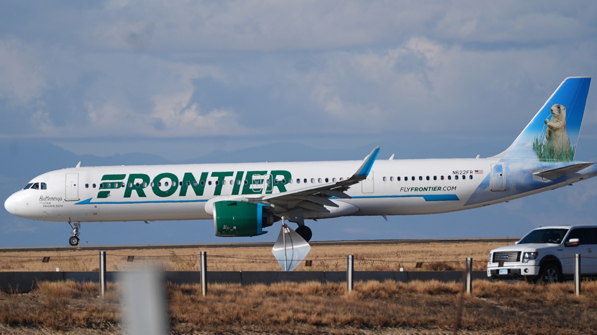Video thumbnail for ‘We just hit somebody’: Pilot warns of emergency as Frontier jet aborts Denver takeoff