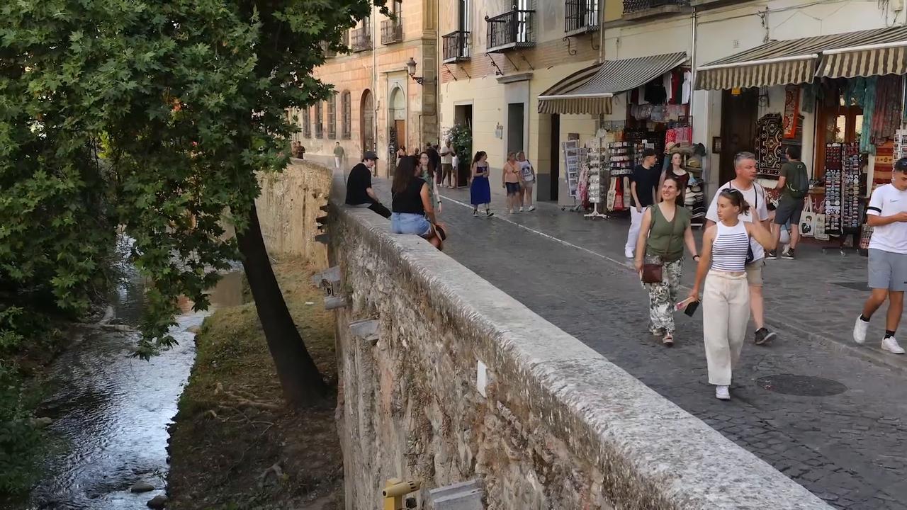 Video thumbnail for Spain: First heat wave of the year hits southern Spain.