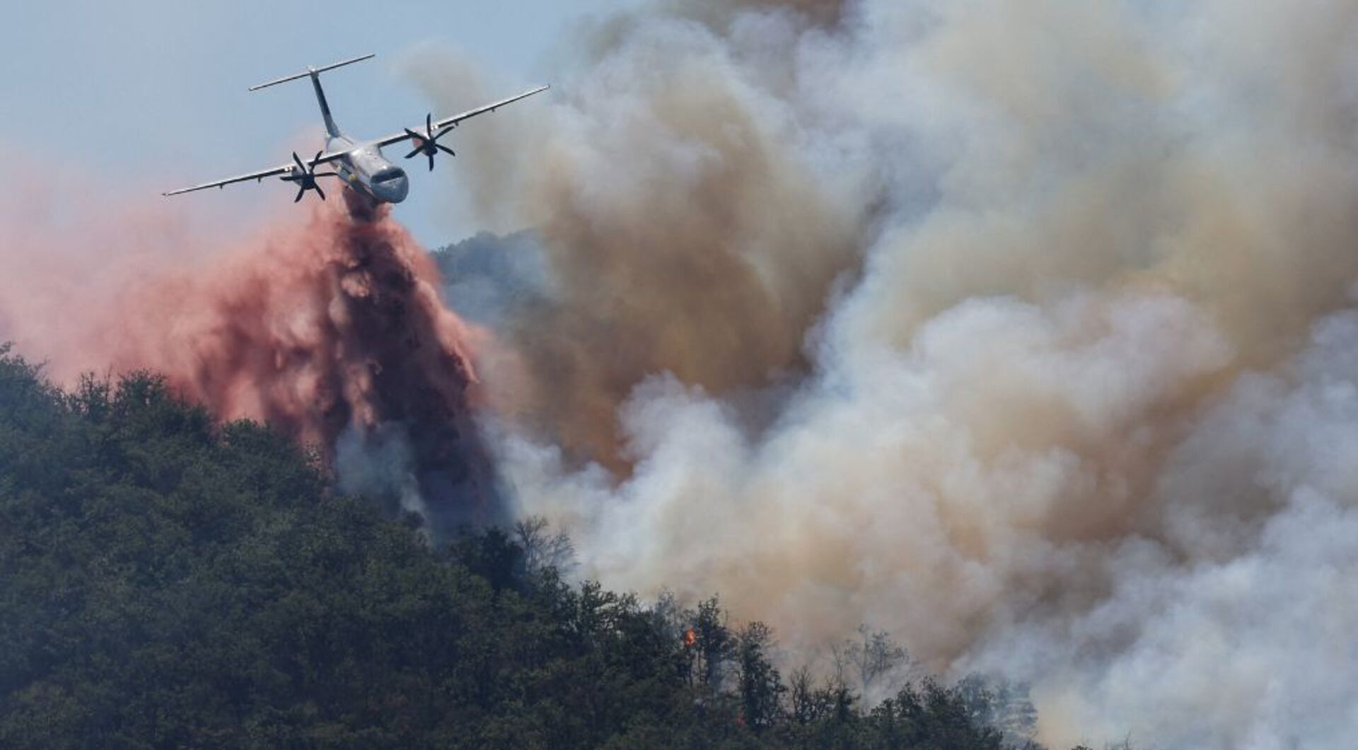 Video thumbnail for Europe battles worsening wildfires as Spain and Portugal deploy emergency units
