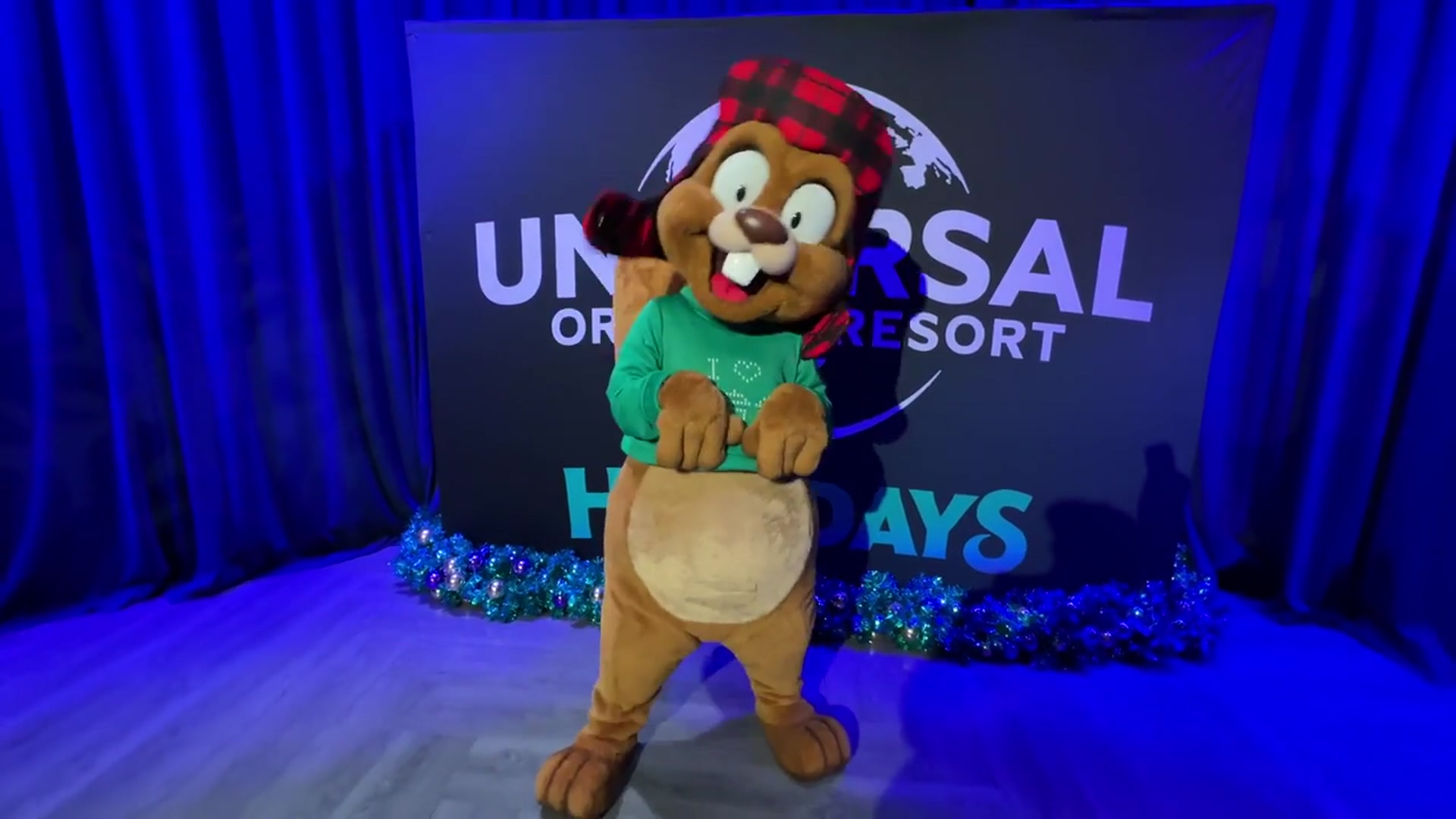 'Video thumbnail for Meet Earl The Squirrel at Universal Orlando for the Holidays'