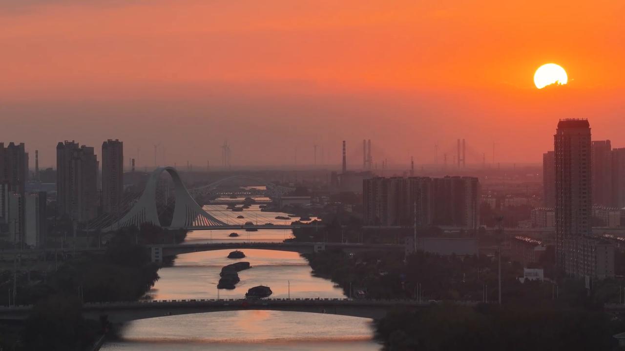 Video thumbnail for China: Grand Canal Shipping.