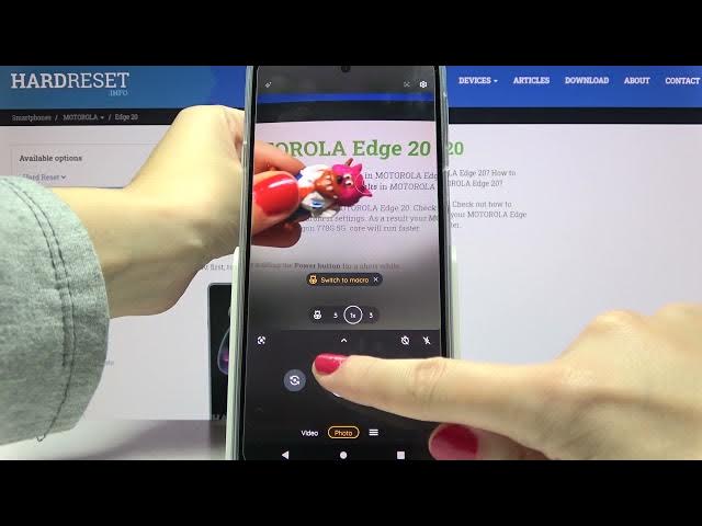 Video thumbnail for How to take Live Photo on MOTOROLA Edge 20 - Active Photo