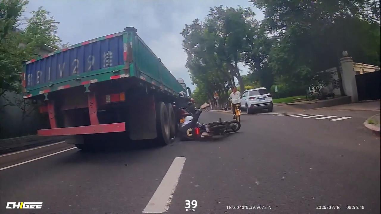 Video thumbnail for China: Chinese riders nearly crushed after dangerous overtaking beside large truck.