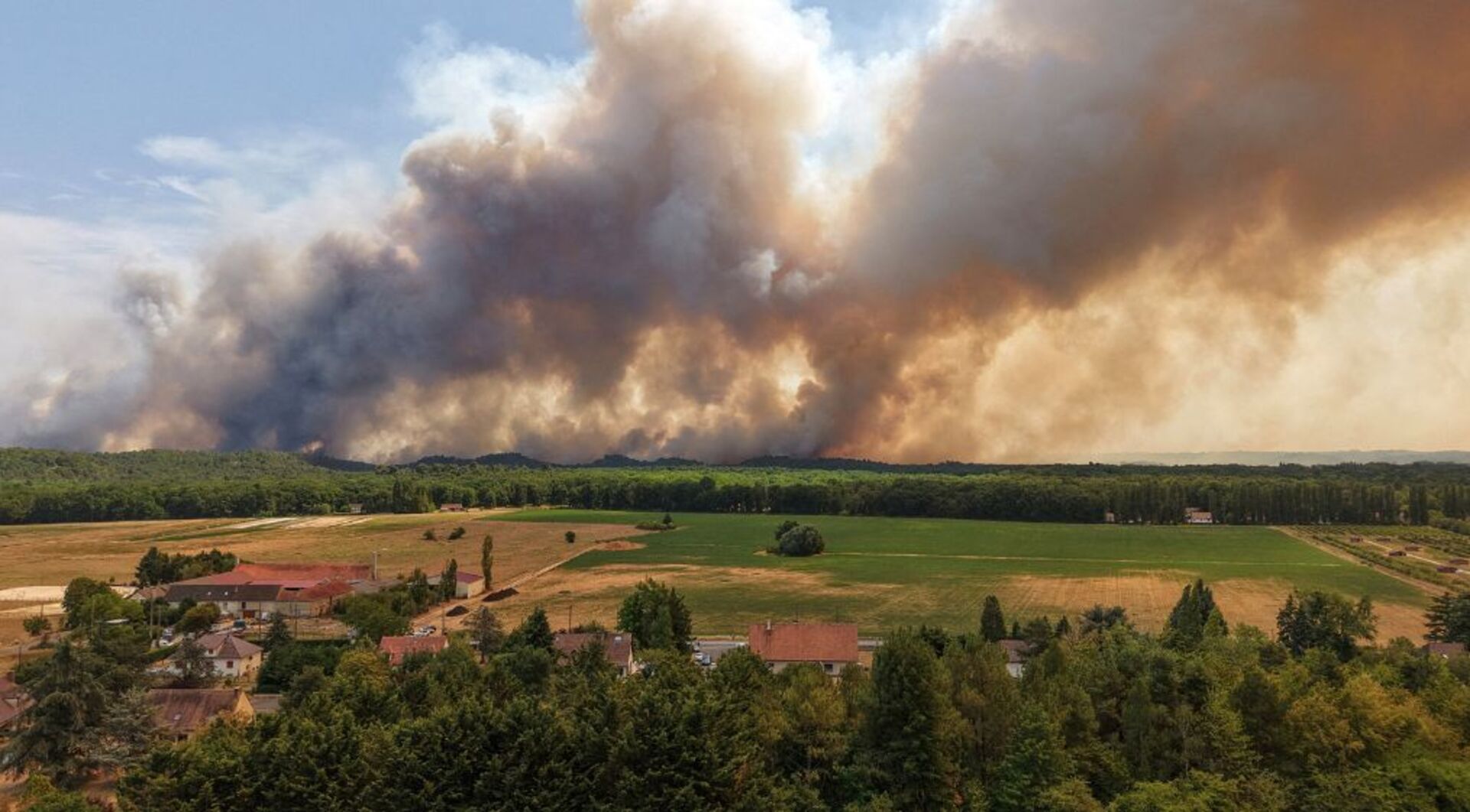 Video thumbnail for Wildfire near Paris sparks evacuations as France issues red heatwave alert