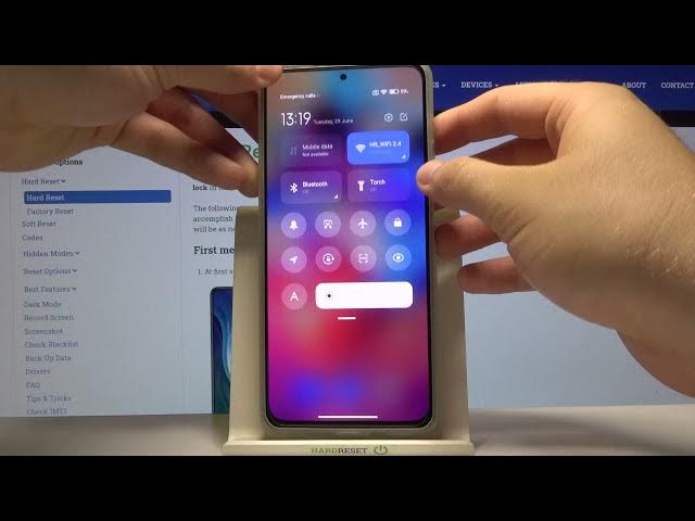 Video thumbnail for How to Turn On Flashlight on XIAOMI Mi 11i - Use Flashlight