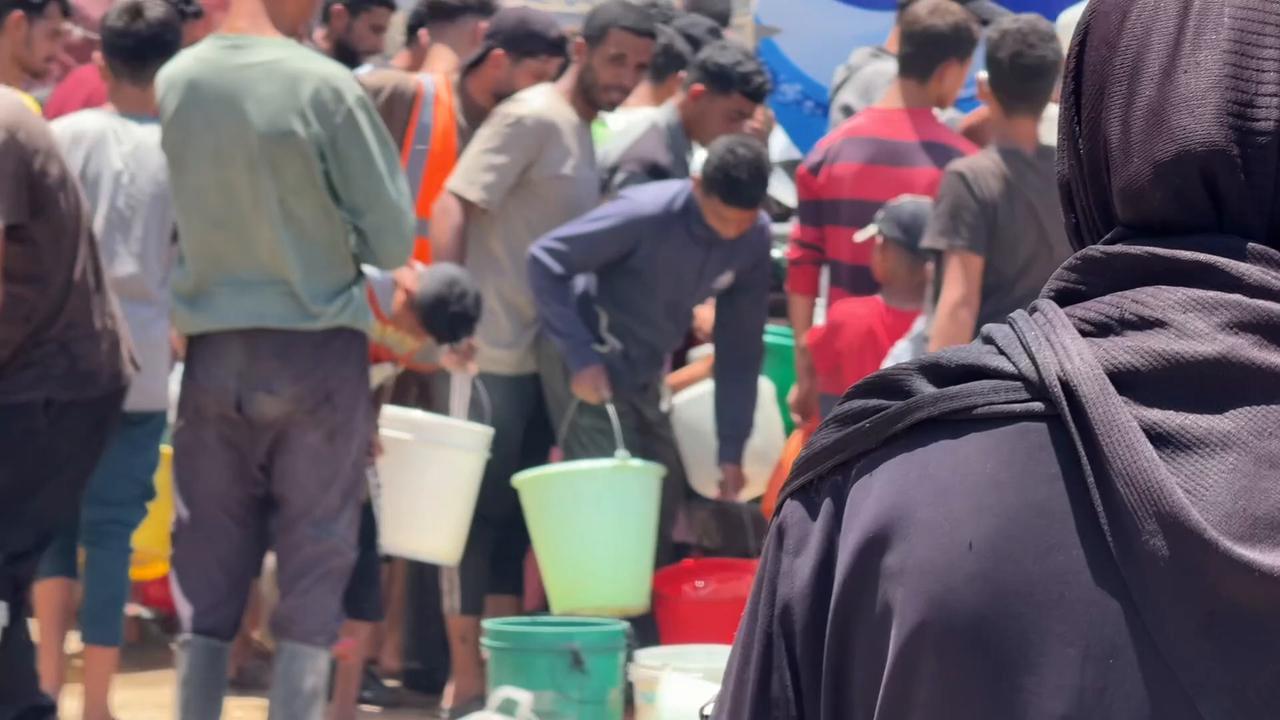 Video thumbnail for Gaza Residents Queue For Water 6.