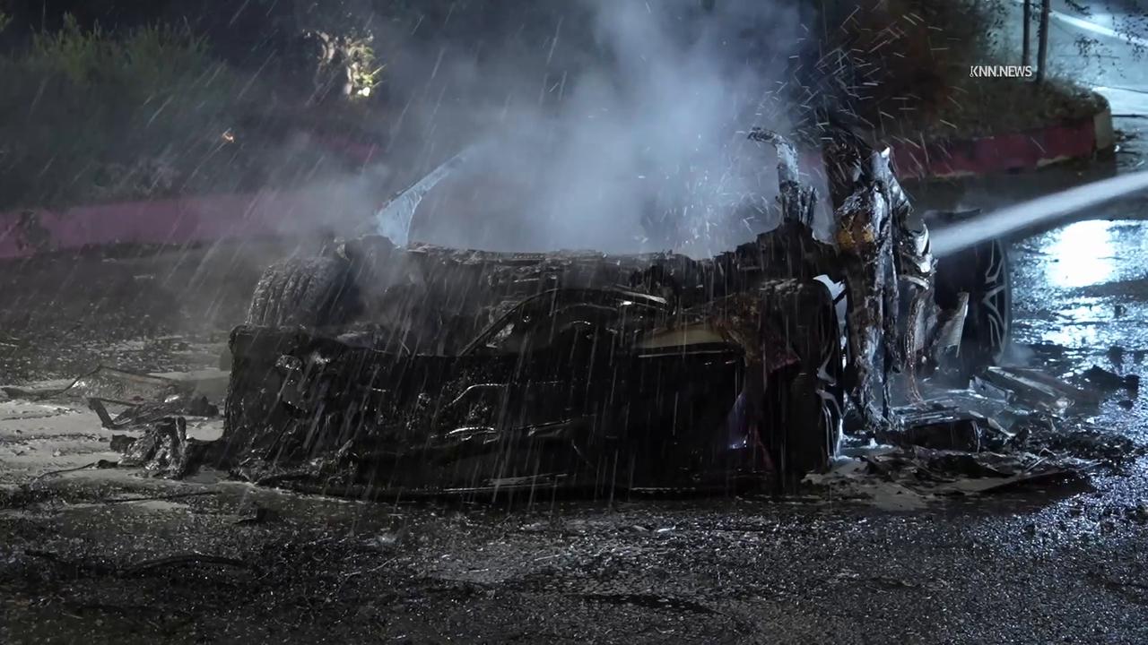 Video thumbnail for US, Los Angeles: Sherman Oaks McLaren Sports Car Engulfed in Flames.
