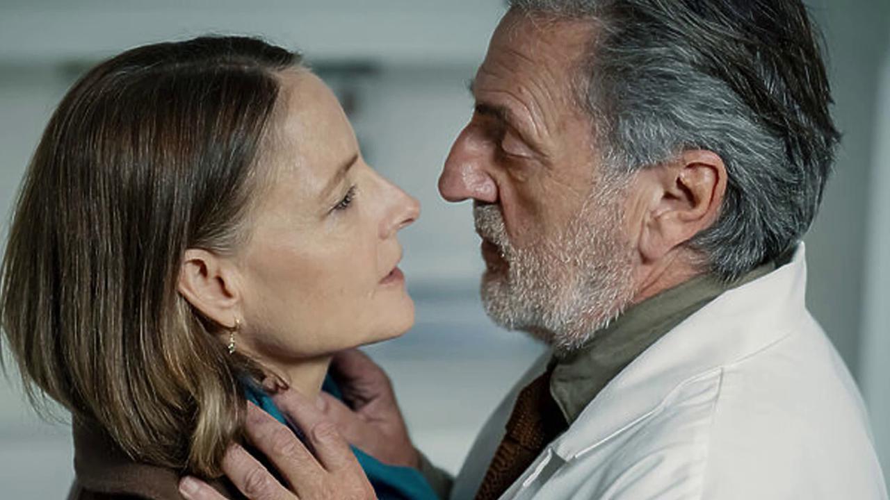 Video thumbnail for UNCAPTIONED: Jodie Foster, Sigourney Weaver awarded French Legion of Honour.