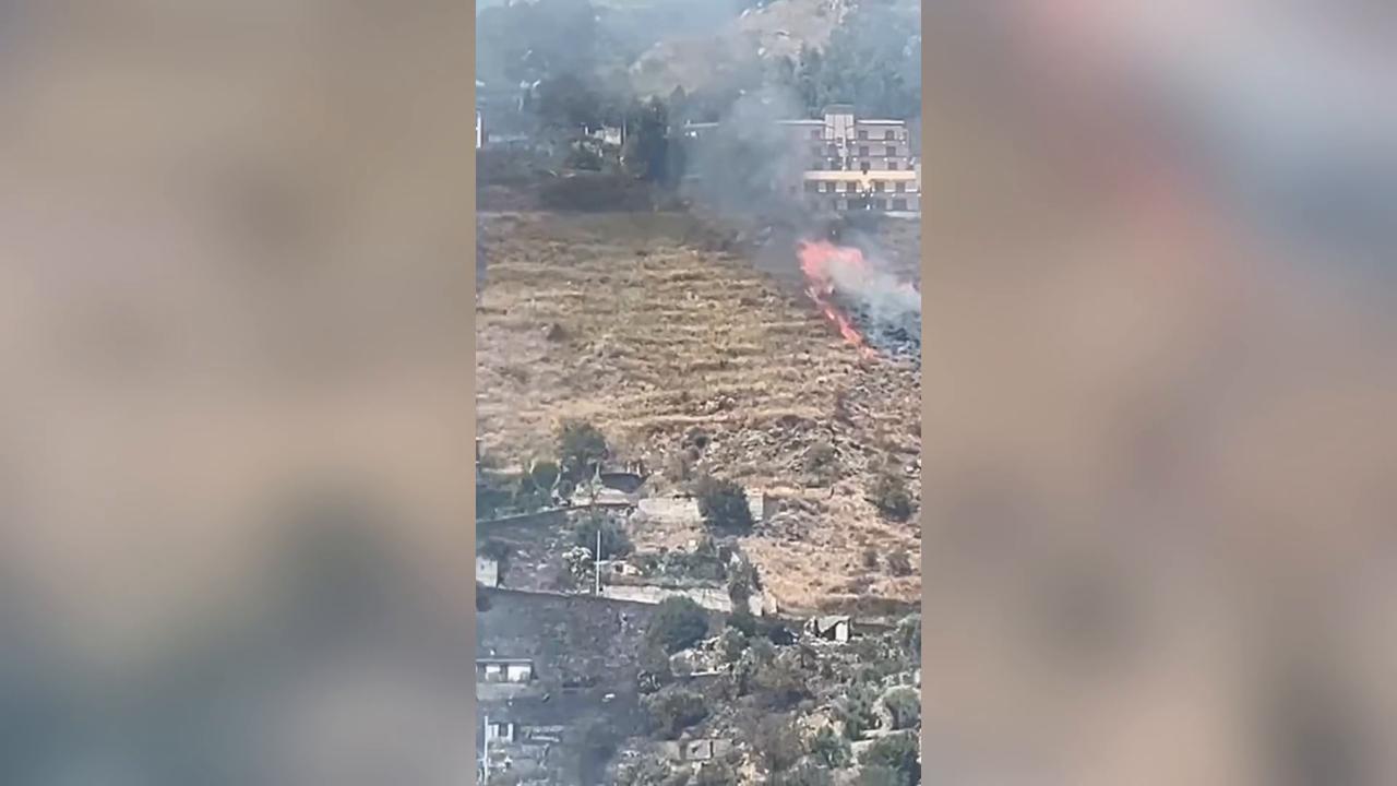Video thumbnail for Italy: Wildfire threatens homes near Taormina on Italy's Sicily.