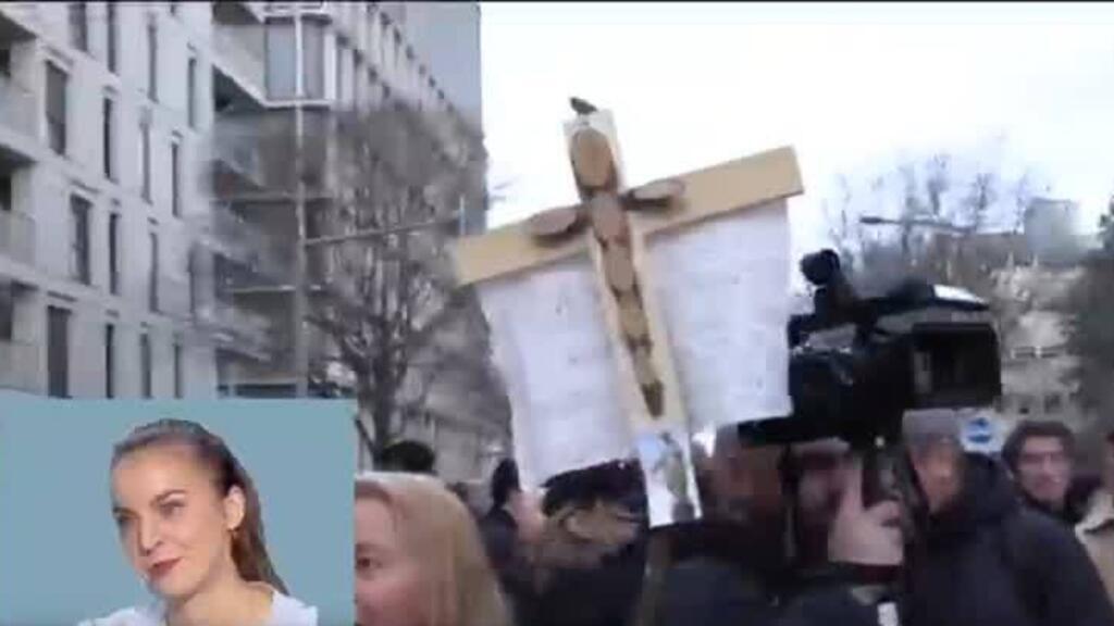 Video thumbnail for 'Heavy', 'sad' and 'increasingly intense' atmosphere at rally for killed far-right activist