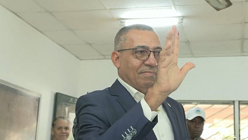 Video thumbnail for São Tomé and Príncipe's President Vila Nova projected to win second term