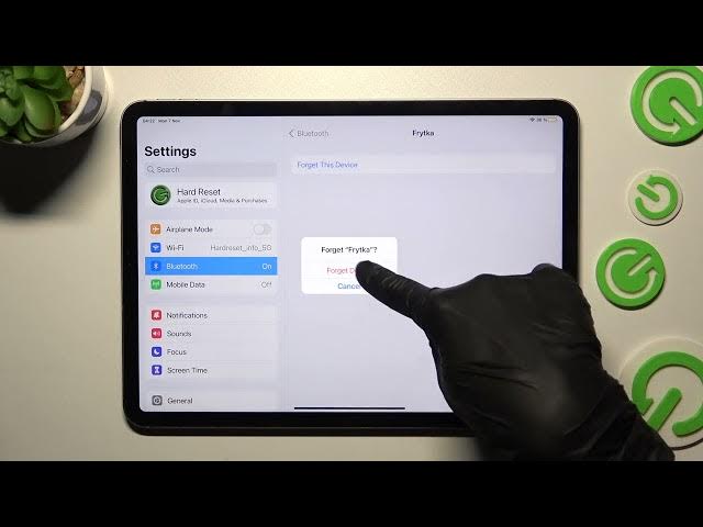 Video thumbnail for How to Connect the Bluetooth Device to the iPad Pro 11'' 2022