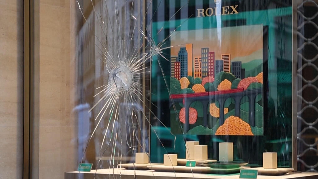 Video thumbnail for French business owners prepare for this weekend's protests, fearing riots