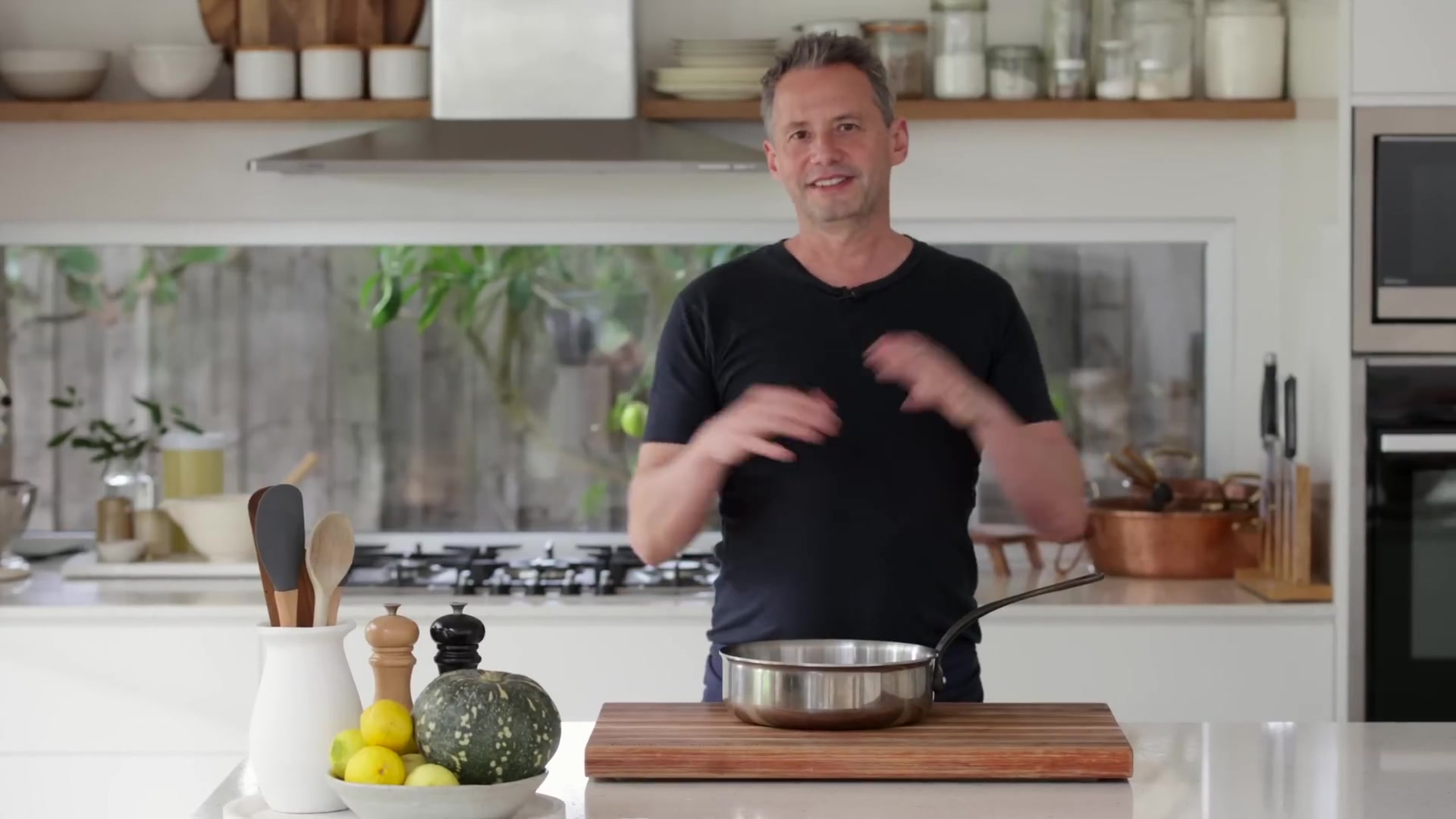 Video thumbnail for 13.French pan sauces explained plus demonstration on how to make a madeira wine steak sauce (1080p 25fps)