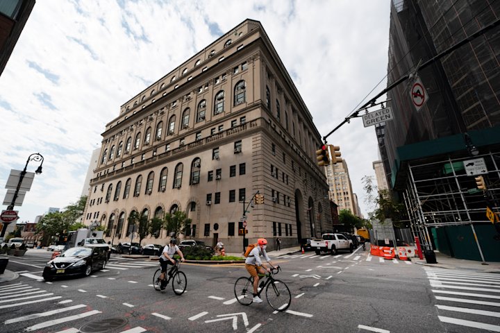 Video thumbnail for Woman set to be arraigned on trespassing, drug charges gives birth in Brooklyn courthouse