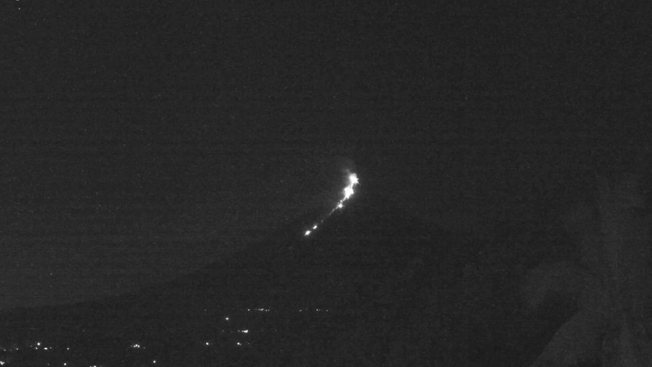 Video thumbnail for Philippines: Fiery Meteor Blazes Past Mayon Volcano Before Exploding In Atmosphere.