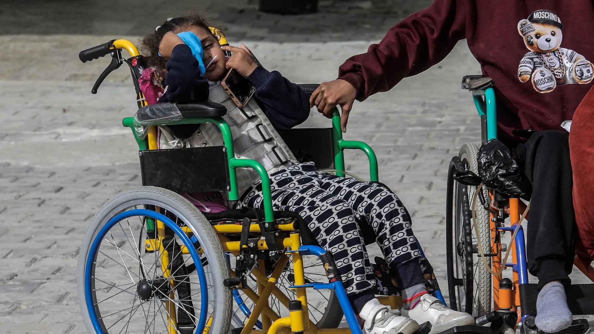 Video thumbnail for Rafah border crossing opening : Palestinians evacuated to Egypt for medical support