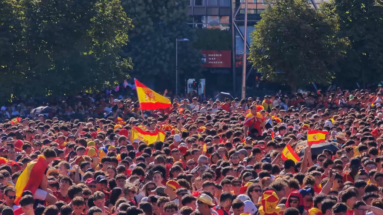Video thumbnail for Spain: Thousands of Spain fans gather in Madrid for World Cup final against Argentina.