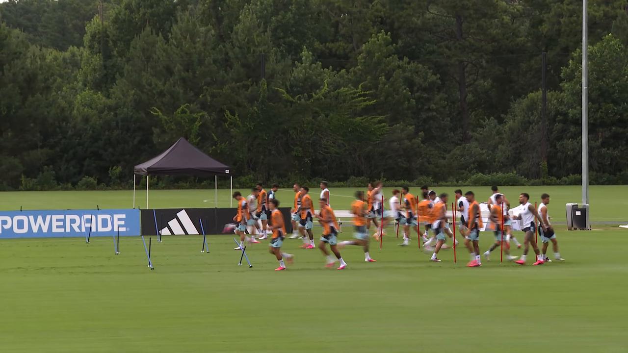 Video thumbnail for US: Argentina complete final training ahead of England World Cup semifinal.