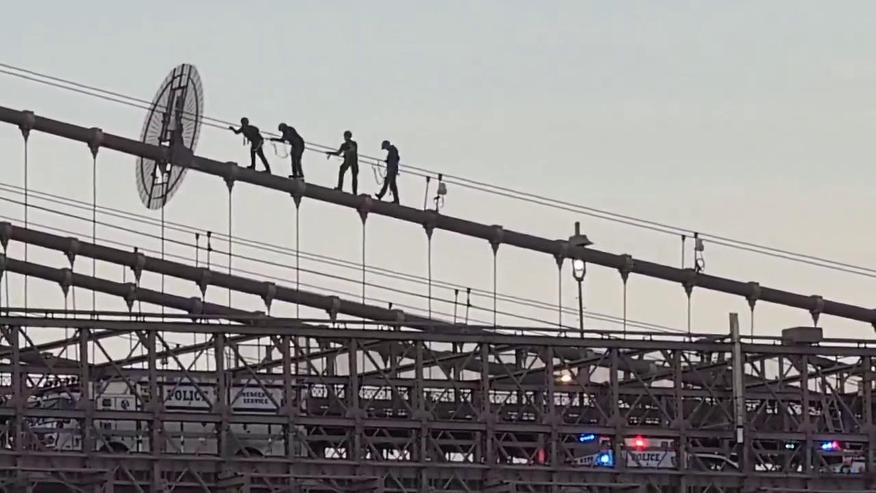 Video thumbnail for US: Woman Rescued After Scaling Brooklyn Bridge 3.