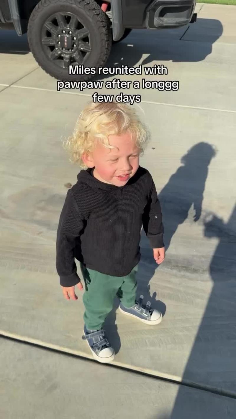 Video thumbnail for Toddler Sprinting into Pawpaws Arms after Long Few Days Apart