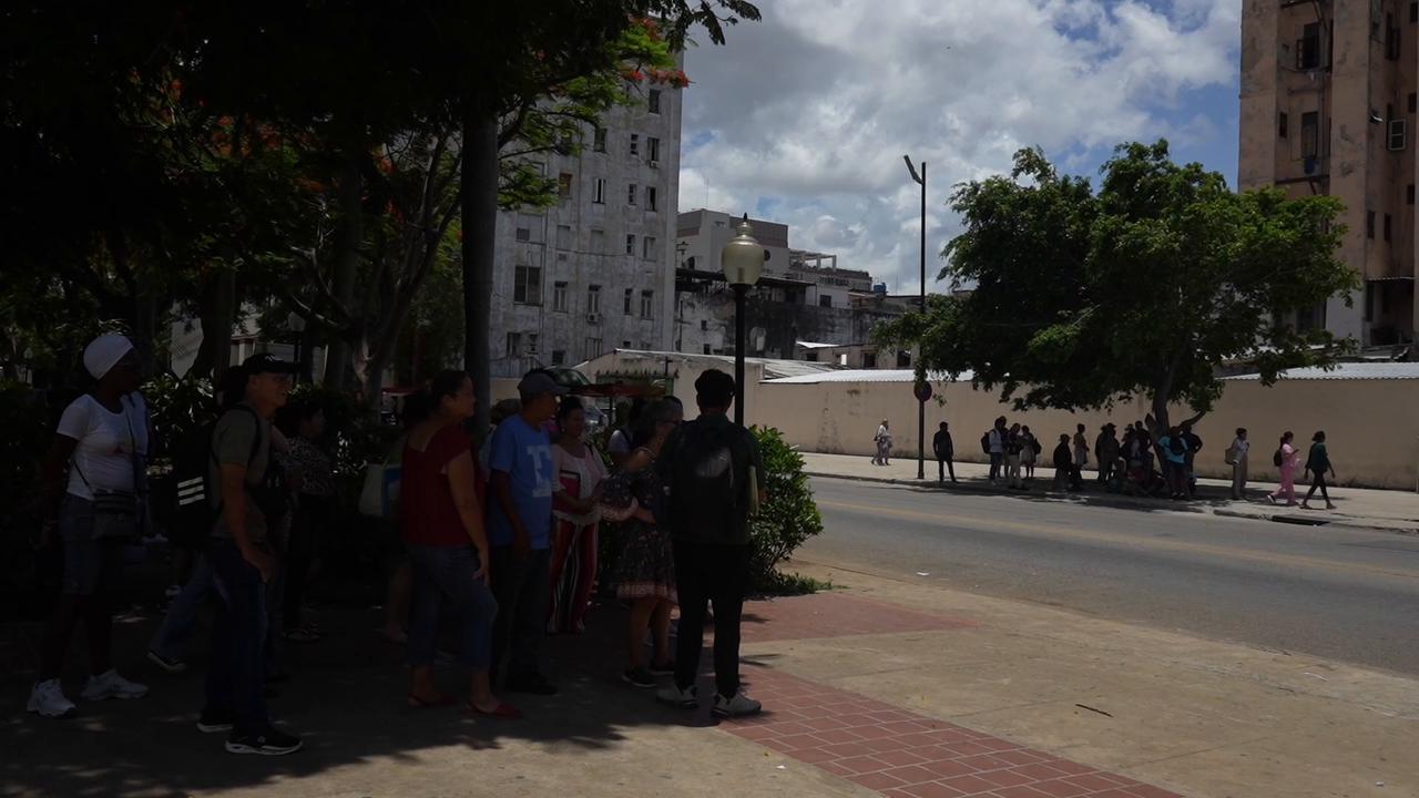 Video thumbnail for Cuba: Cubans queue for Spanish visas after US imposes sanctions on officials.