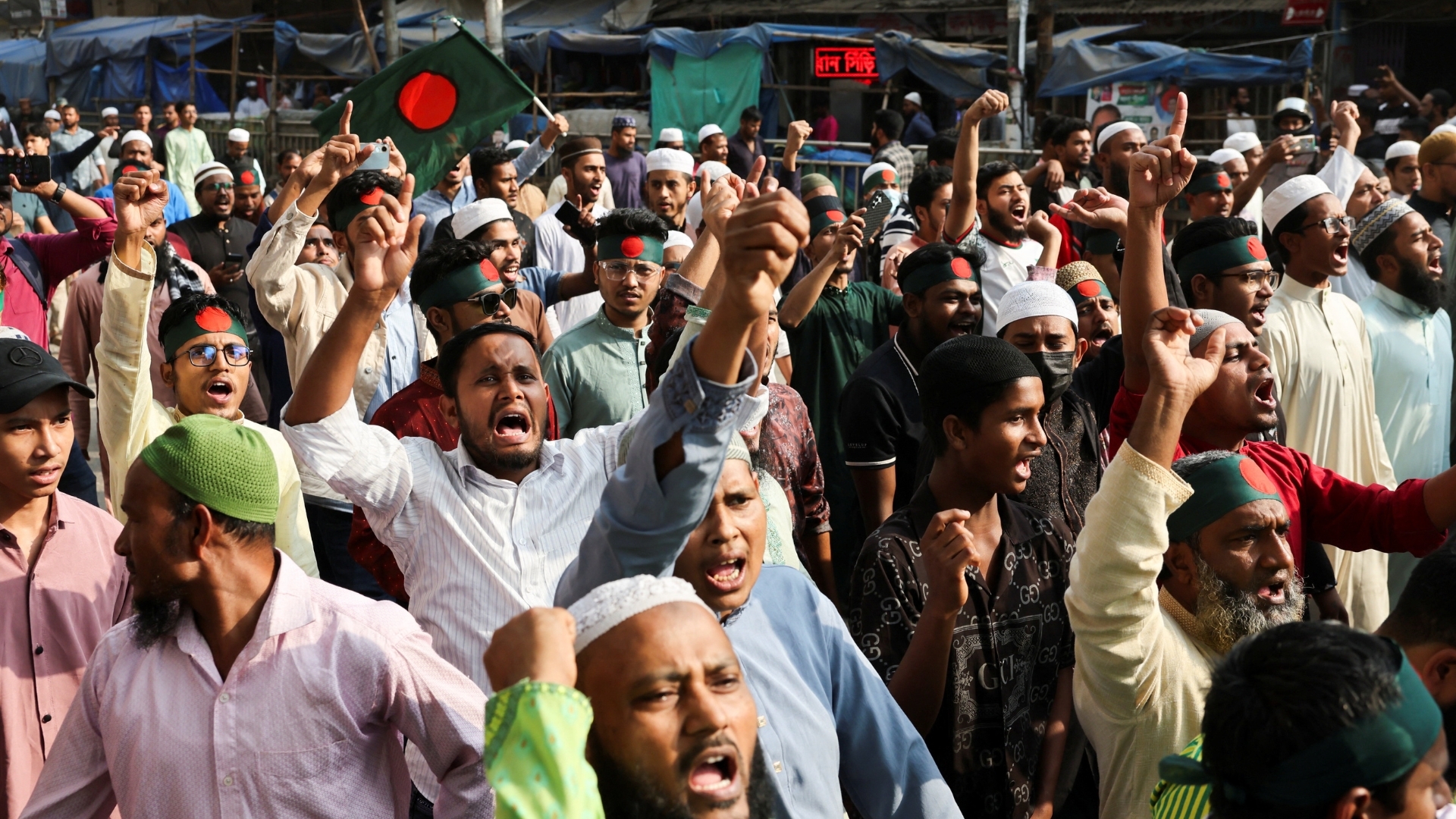Video thumbnail for Anger in Bangladesh: Violent protests after the death of a student leader