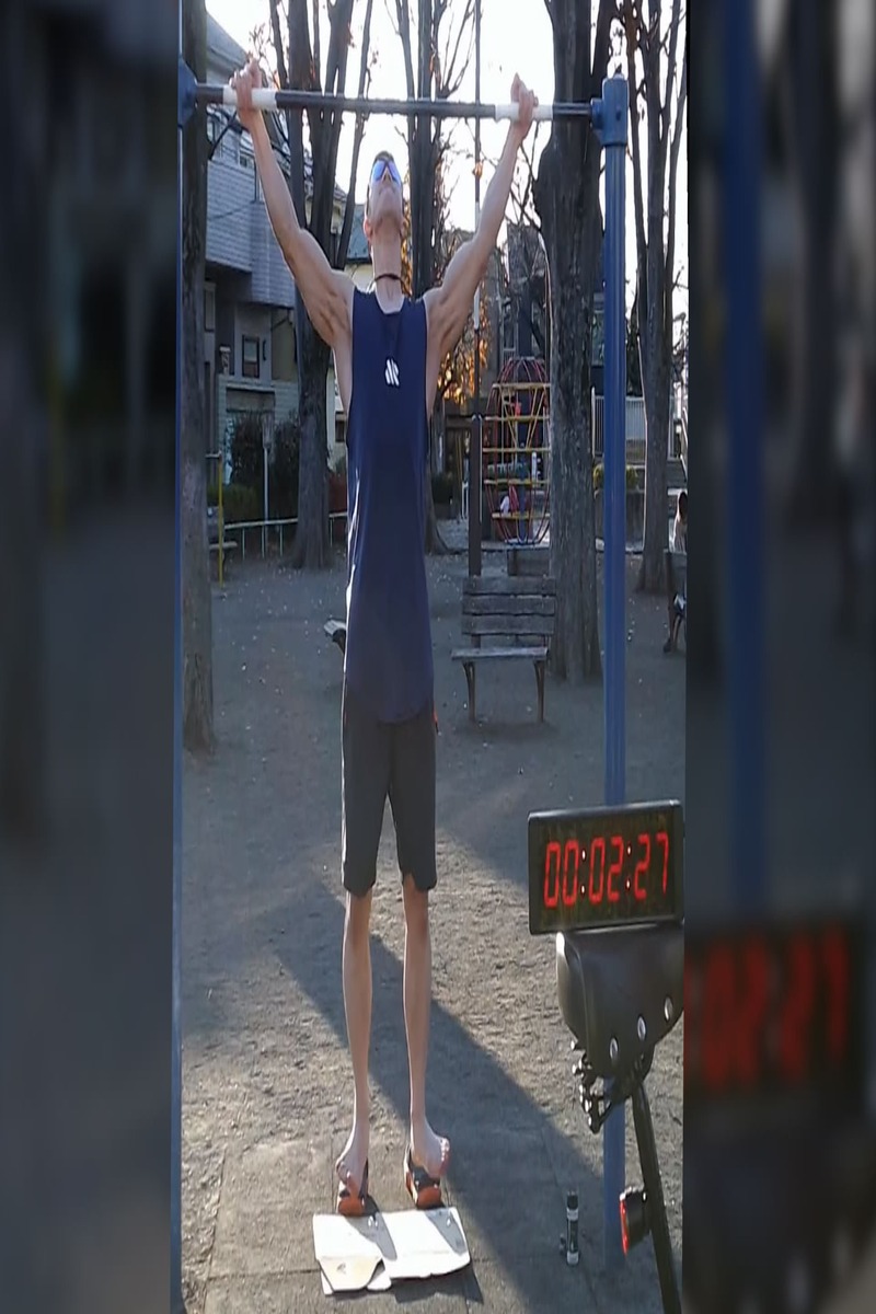 Video thumbnail for 82 Pull Ups in One Minute World Record Attempt