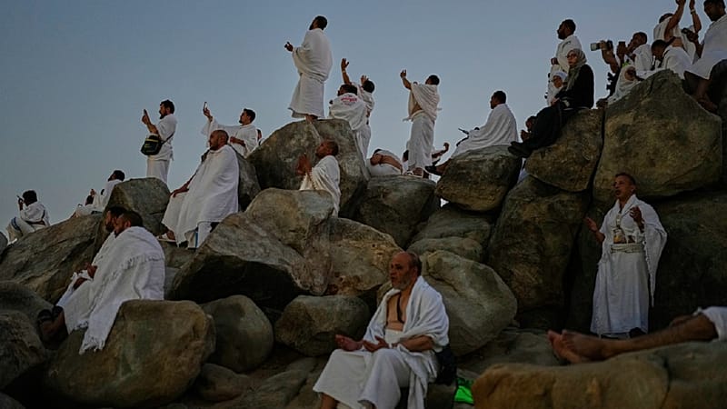 Video thumbnail for Faith under the sun: pilgrims endure heat at mount Arafat