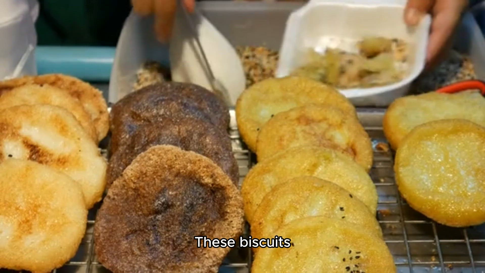 Video thumbnail for Cheddar Bay Biscuits