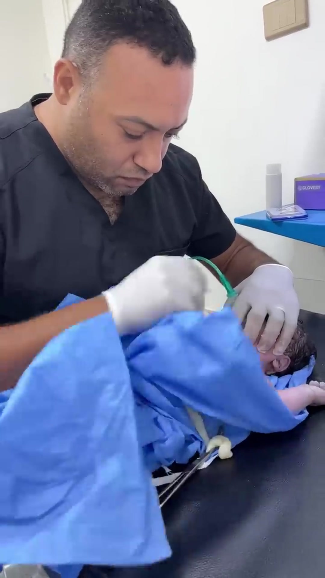 Video thumbnail for baby first breath precious moment(720P_HD)