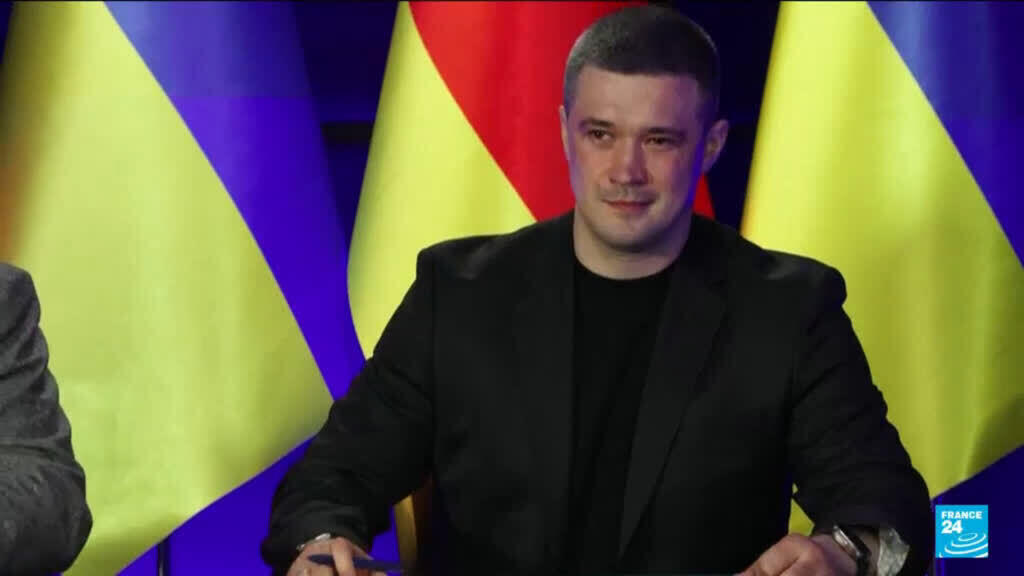 Video thumbnail for Ukraine: Thousands take to the streets to protest against Fedorov removal