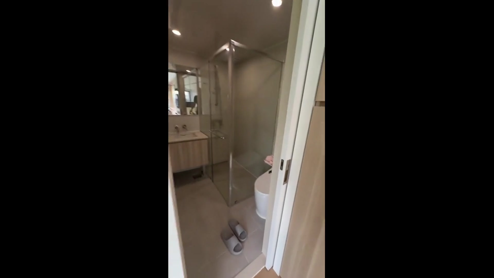'Video thumbnail for kerry tarnow: lg's prefab home tour - mono plus 26'