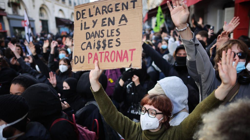 Video thumbnail for Major protests in France: Macron convenes student representatives