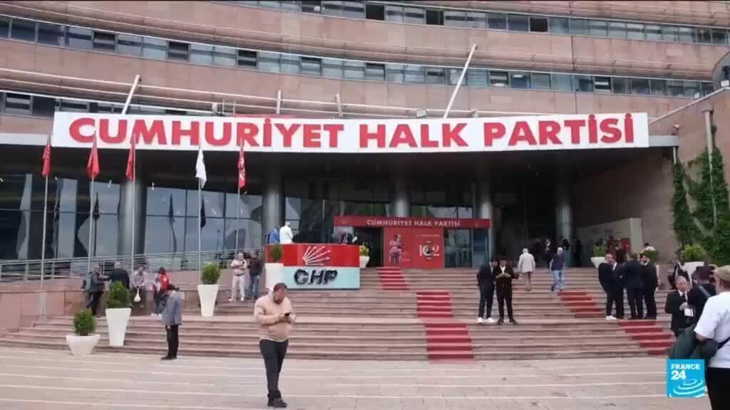 Video thumbnail for Turkey: Thousands rally after court ousts Turkish opposition leader