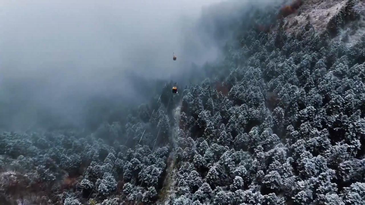 Video thumbnail for China: Gansu scenic area sees first snowfall in autumn.