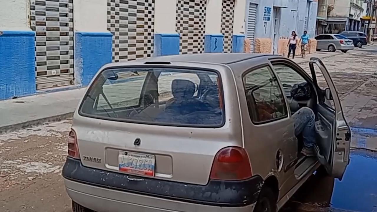 Video thumbnail for Venezuela: Life in Venezuela highlights stark divide between oil wealth, basic living conditions.
