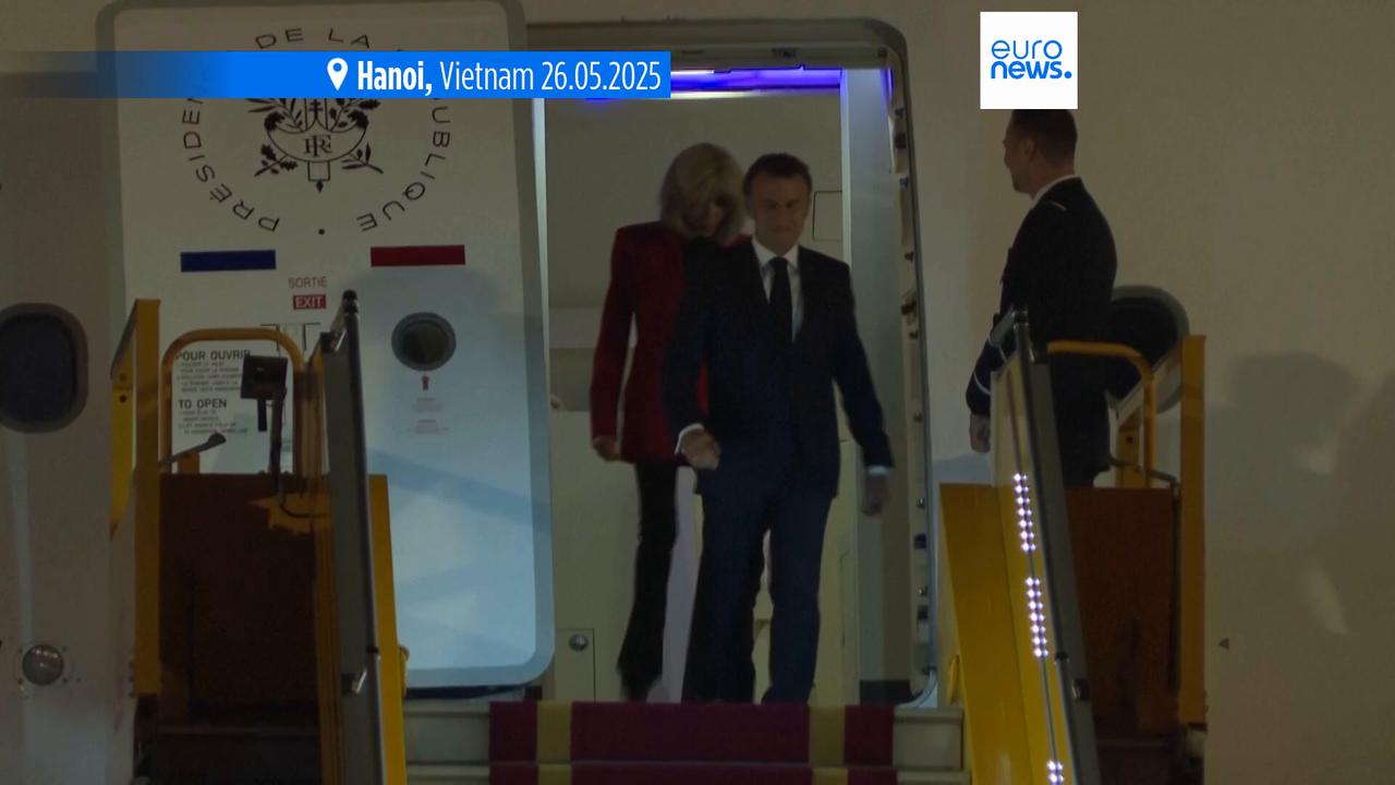 Video thumbnail for Plane awkward: How Brigitte and Emmanuel Macron joined the club