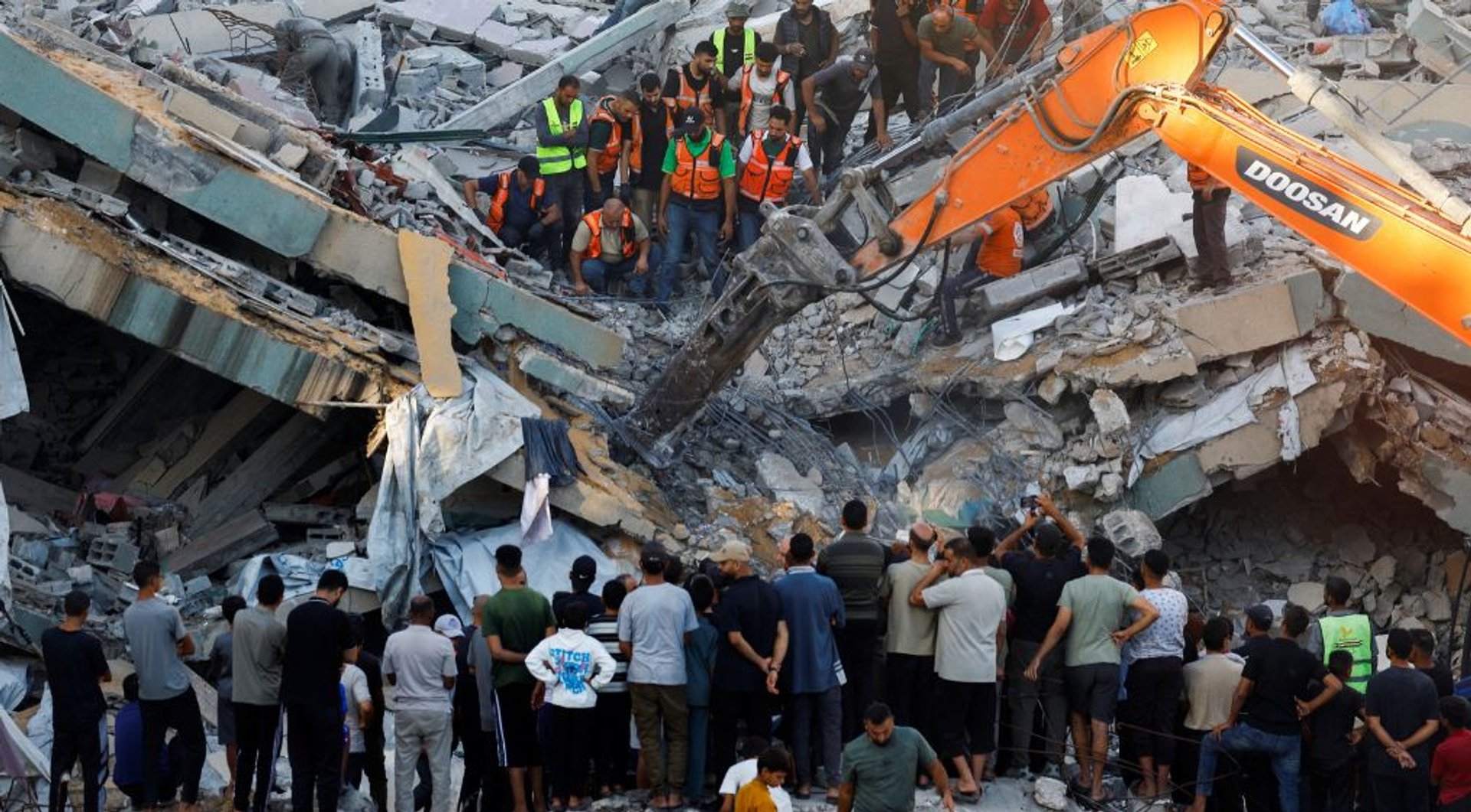 Video thumbnail for Gaza building collapse leaves at least 11 dead and more than 100 trapped