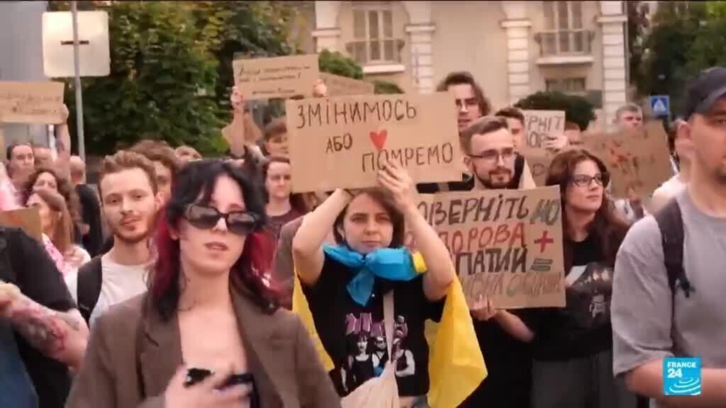 Video thumbnail for Ukraine: Kyiv protests continue after Zelensky fires defense minister