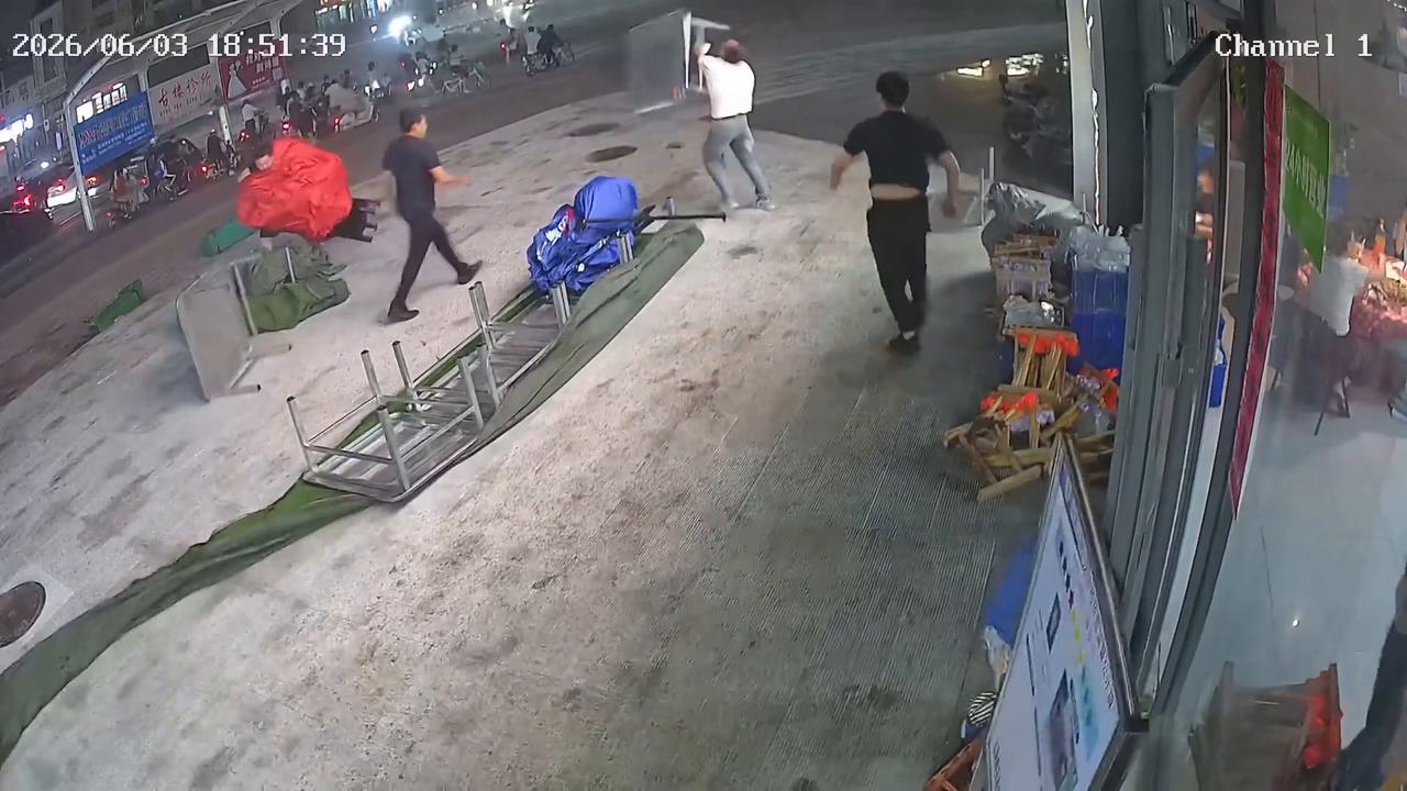 Video thumbnail for China: Chinese vendor struggles as strong winds send tables flying.