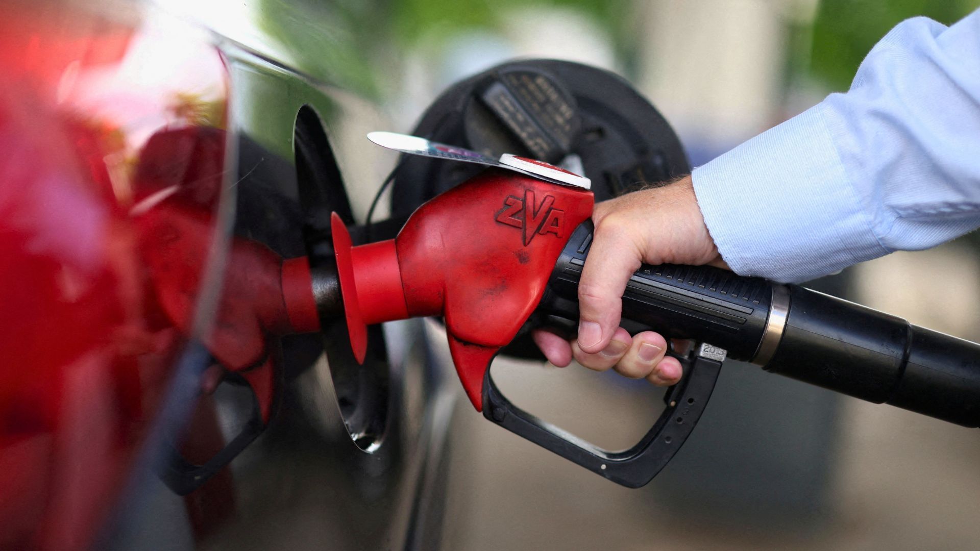 Video thumbnail for Australia to halve fuel tax as global energy crisis deepens