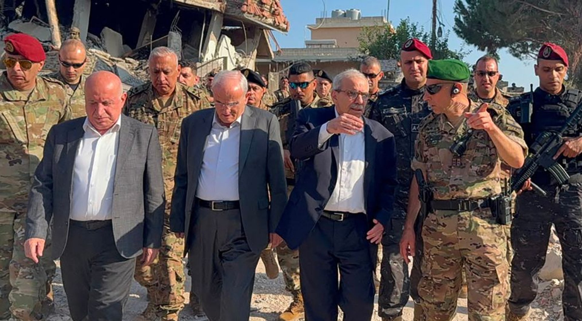 Video thumbnail for Lebanon PM visits first ‘pilot zone’ after Israeli withdrawal amid residents' anger